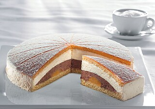 EIERLIKÖR-​SCHOKO-​SAHNETORTE EINGETEILT 