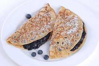Eierpfannkuchen mit Heidelbeerfüllung 