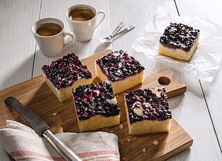 Heidelbeer-​Limetten-​Blechkuchen 