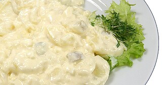 Kartoffelsalat mit Ei und Gurke 
