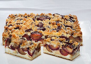 ZWETSCHGEN-​BLECHKUCHEN 20 PORTIONEN 