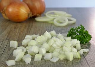 Zwiebeln gewürfelt 